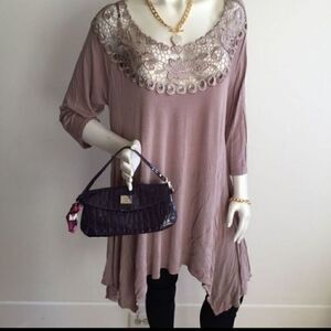 Gorgeous Flowey Top embroidered neckline‎
